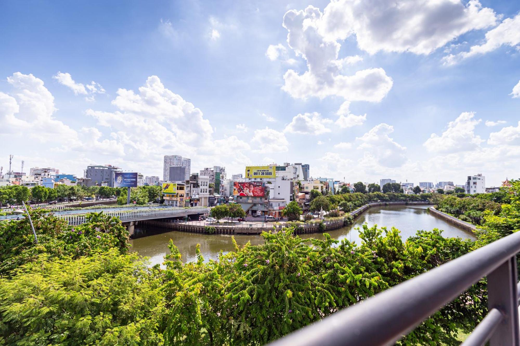 Cozy Riverview Of Livinginn Хошимін Екстер'єр фото